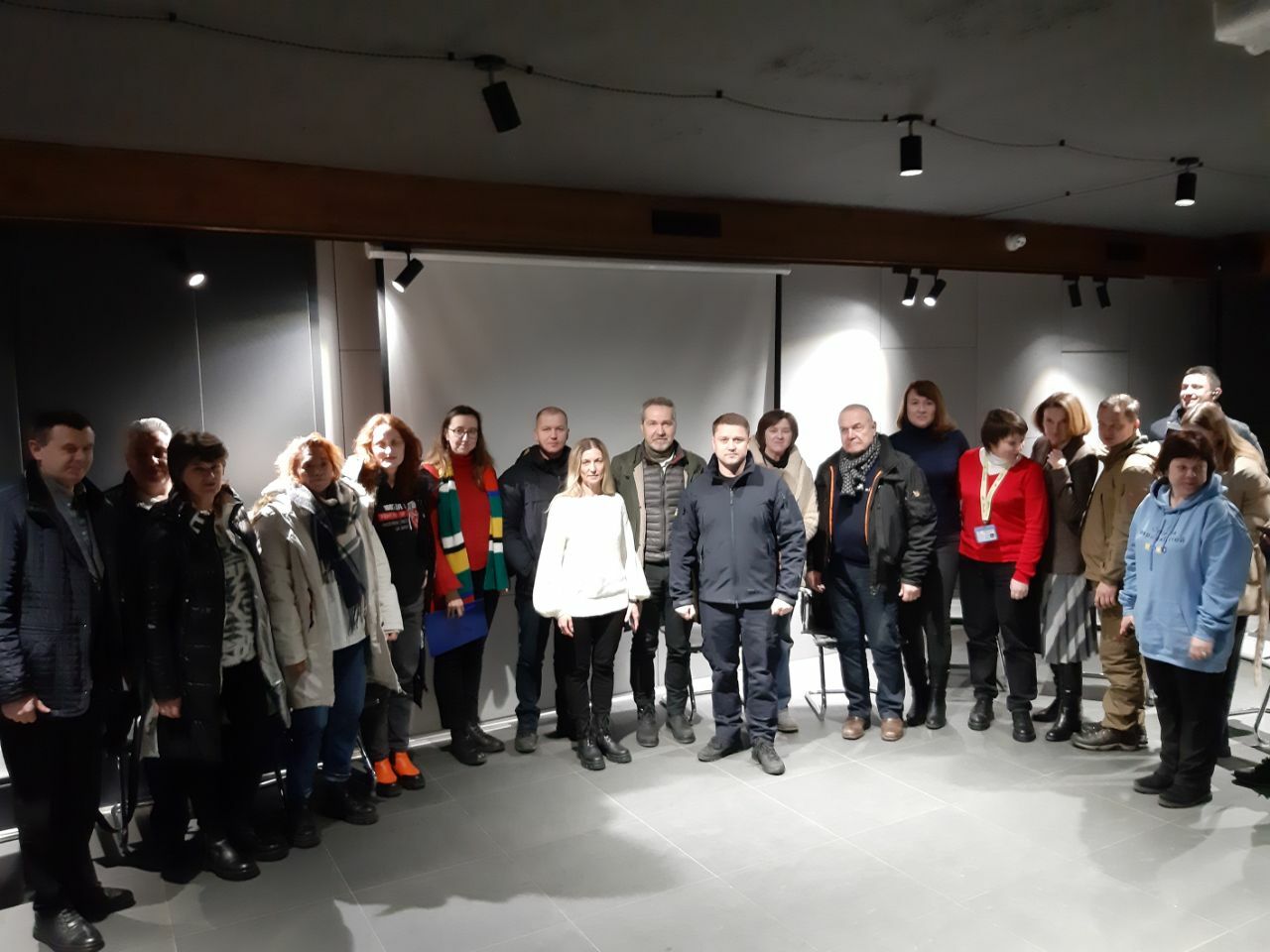 Treffen von ca. 20 Organisationen der Zivilgesellschaft in Riwne; mittig stehen Sören Benn und Oleksander Tretyak