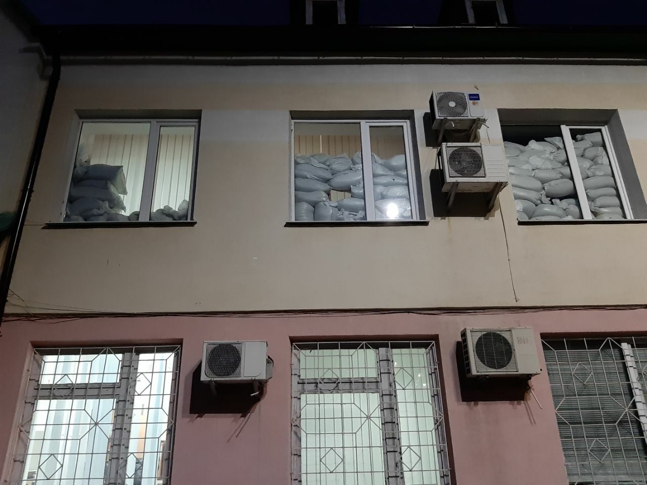 Polizeigebäude in Riwne: Sandsäcke vor den Fenstern zum Schutz 