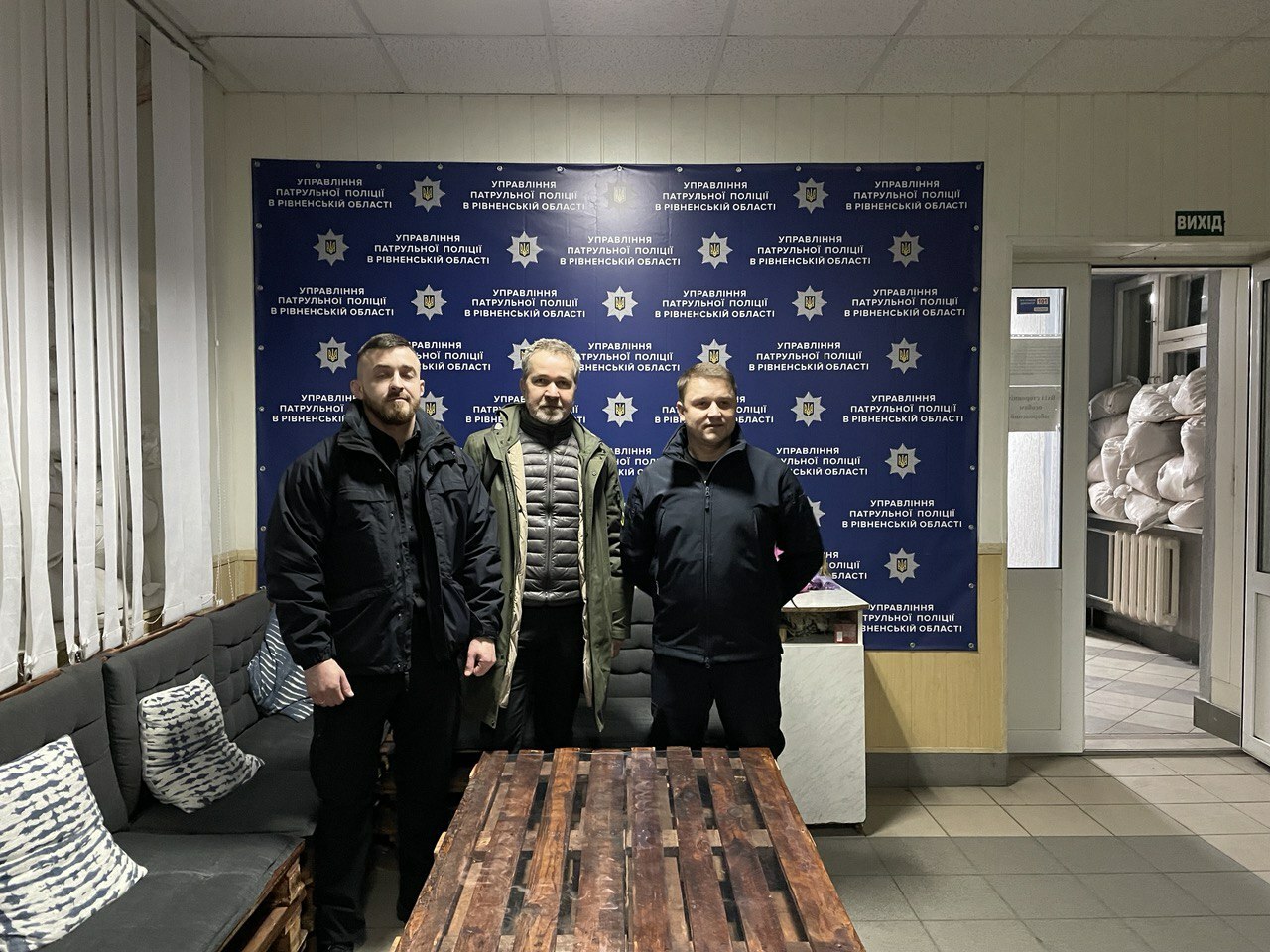 Polizei in Riwne: Andriy Lisnichuk, stellv. Leiter der Polizei, Bezirksbürgermeister Sören Benn und Oleksander Tretyak, Oberbürgermeister von Riwne (v.l.n.r.)