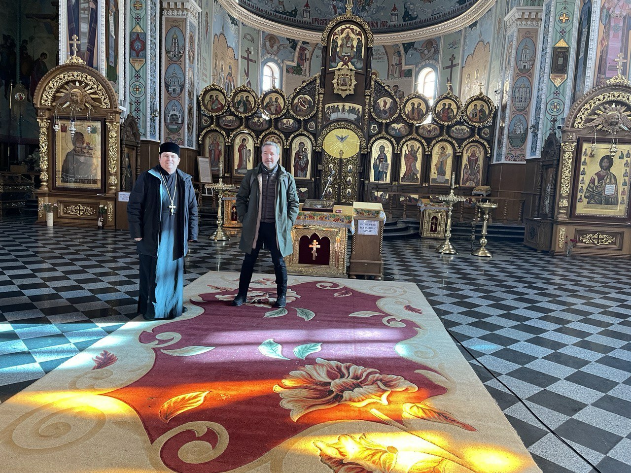 Sören Benn in der Svyato-Pokrovsky Kathedrale. Gespräch mit dem Priester Petro Martynyuk der Ukrainisch Orthodoxe Kathedrale/ Gemeinde Riwne