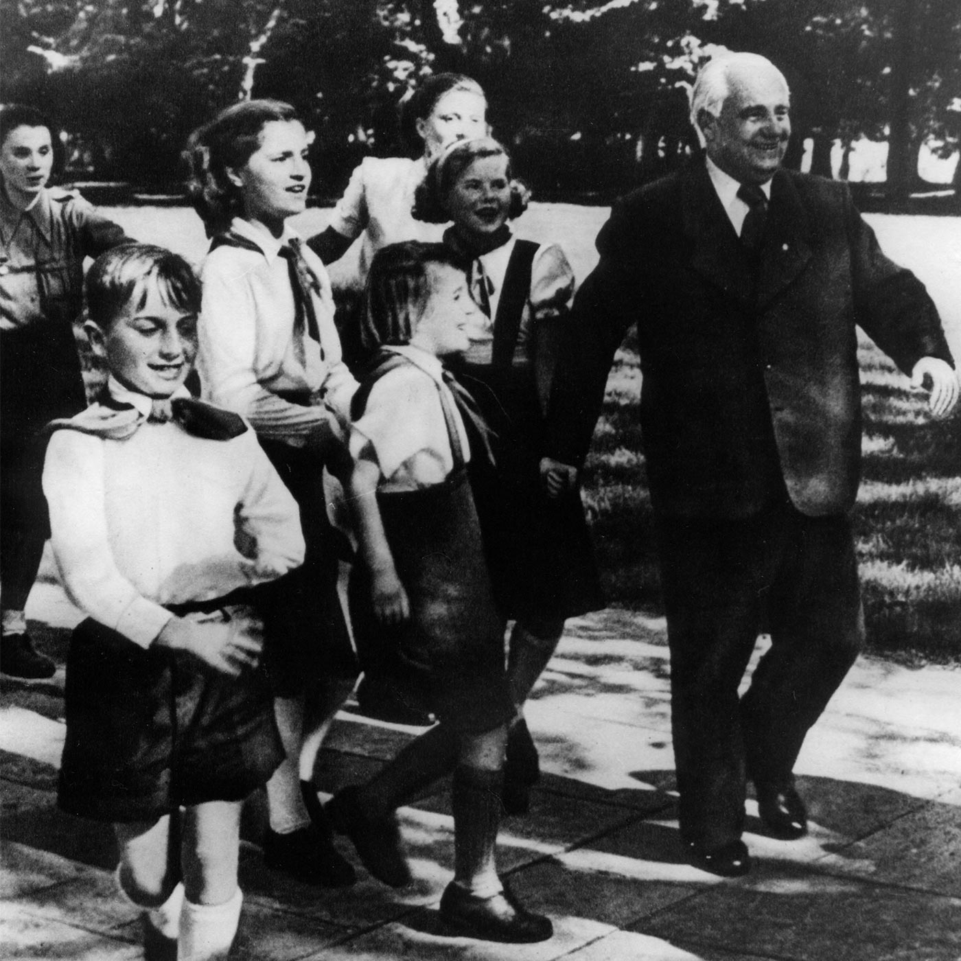 Wilhelm Pieck mit Pionieren im Schlosspark Niederschönhausen, 1950er Jahre