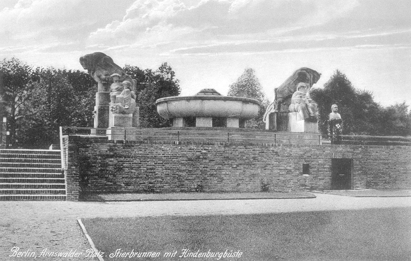 Arnswalder Platz mit Stierbrunnen und Hindenburgbüste