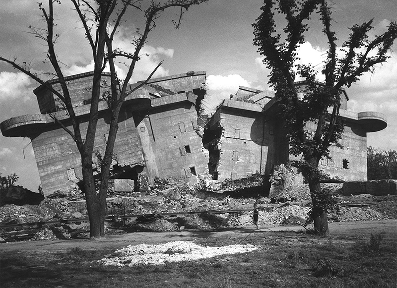 Nach der Sprengung des Bunkers im Volkspark Friedrichshain, 1946