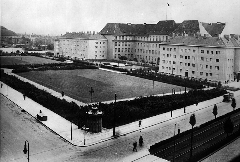 Fröbelplatz mit Grünanlage und Sandkasten um 1935
