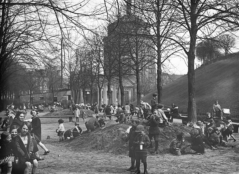 Spielende Kinder am ehemaligen Wasserturm in der Belforter Straße, 1928