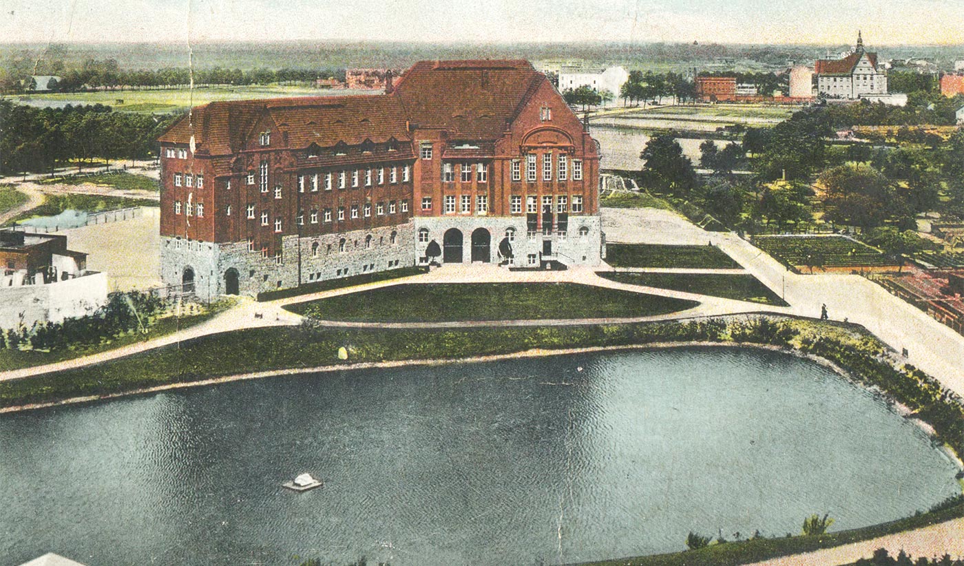 Blick auf das ehemalige Reform-Gymnasium mit dem Schwanenteich ca. 1910