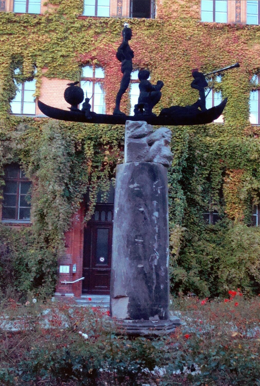 Begrünte Fassade des Bezirksamtes Pankow in der Fröbelstraße, 2014
