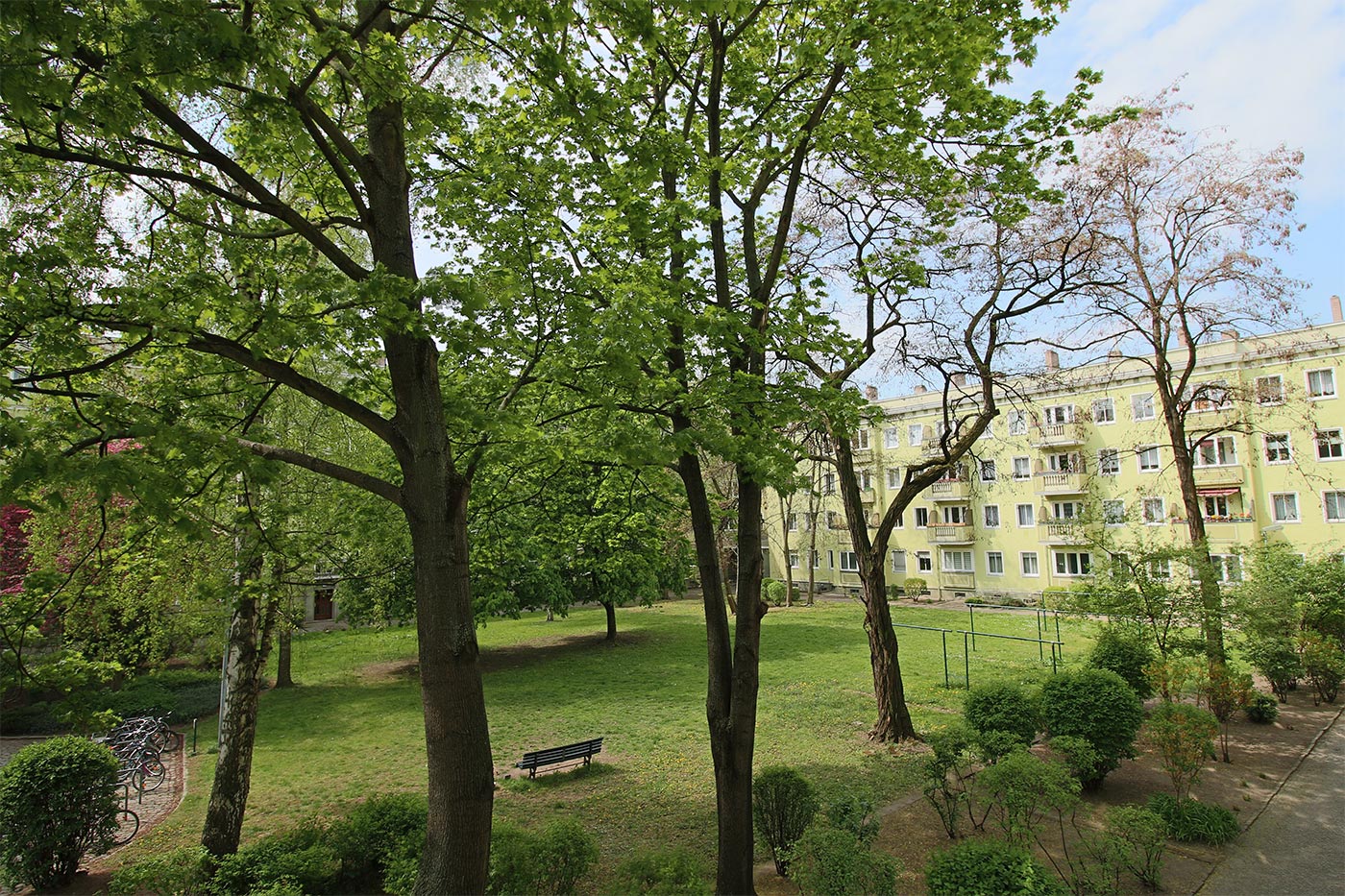 nnenhof-Begrünung der Wohnhäuser von Hermann Henselmann in der Ostseestraße, 2015