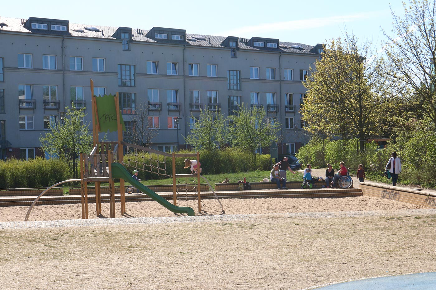 Wohnhof mit Spielplatz in der Matthieustraße in Französisch-Buchholz, 2015