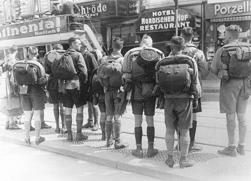 Berliner Wandervögel bereit zur Wanderfahrt, 1929