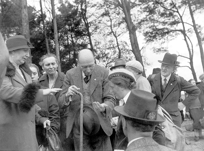 Max Hilzheimer vom Naturschutzbund Berlin unterwegs mit Wanderfreunden, 1934