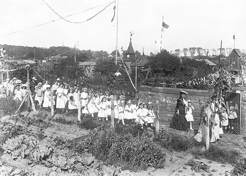 Festumzug beim Erntefest in der Laubenkolonie in Pankow, 1906