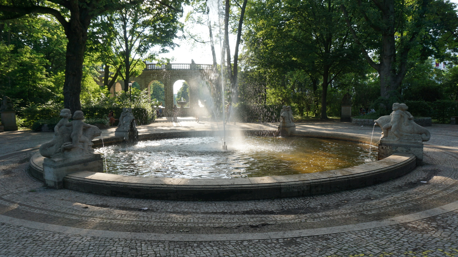 Delphinbrunnen, Kinder mit Delphinen, Kalksteinskulpturen von Georg Wrba, Foto 2021