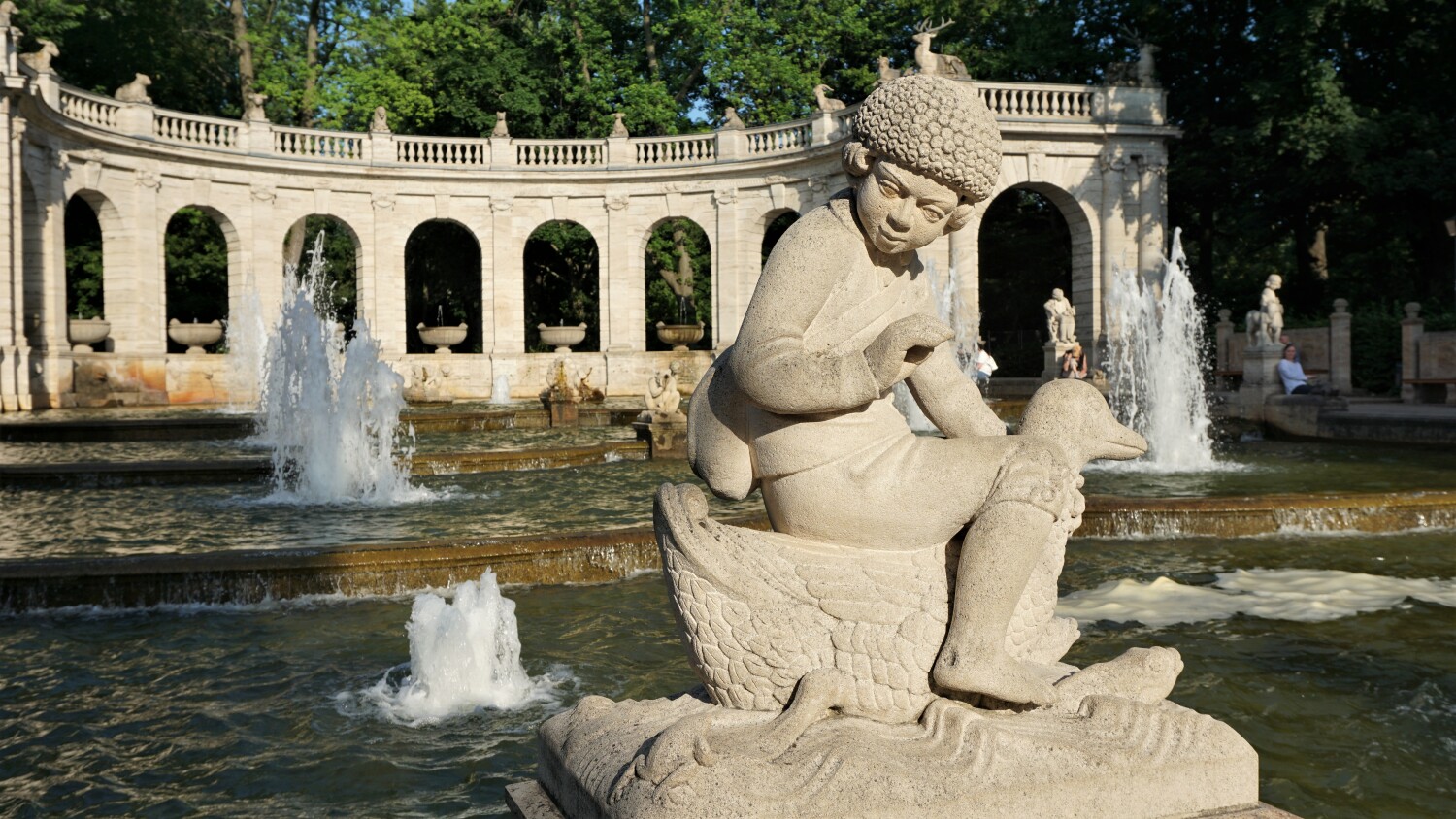 Hänsel (Gretel gegenüber) auf einer Ente reitend, Skulptur nach Ignatius Taschner, Foto 2021