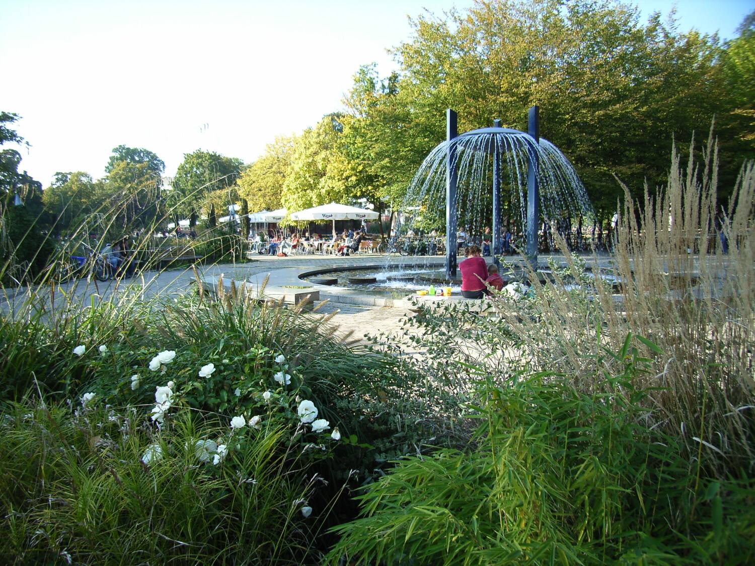 Beliebter Treffpunkt für Jung und Alt: Restaurant Schönbrunn mit Biergarten und „Wasserglocke“ von Achim Kühn, 1973, Foto 2009