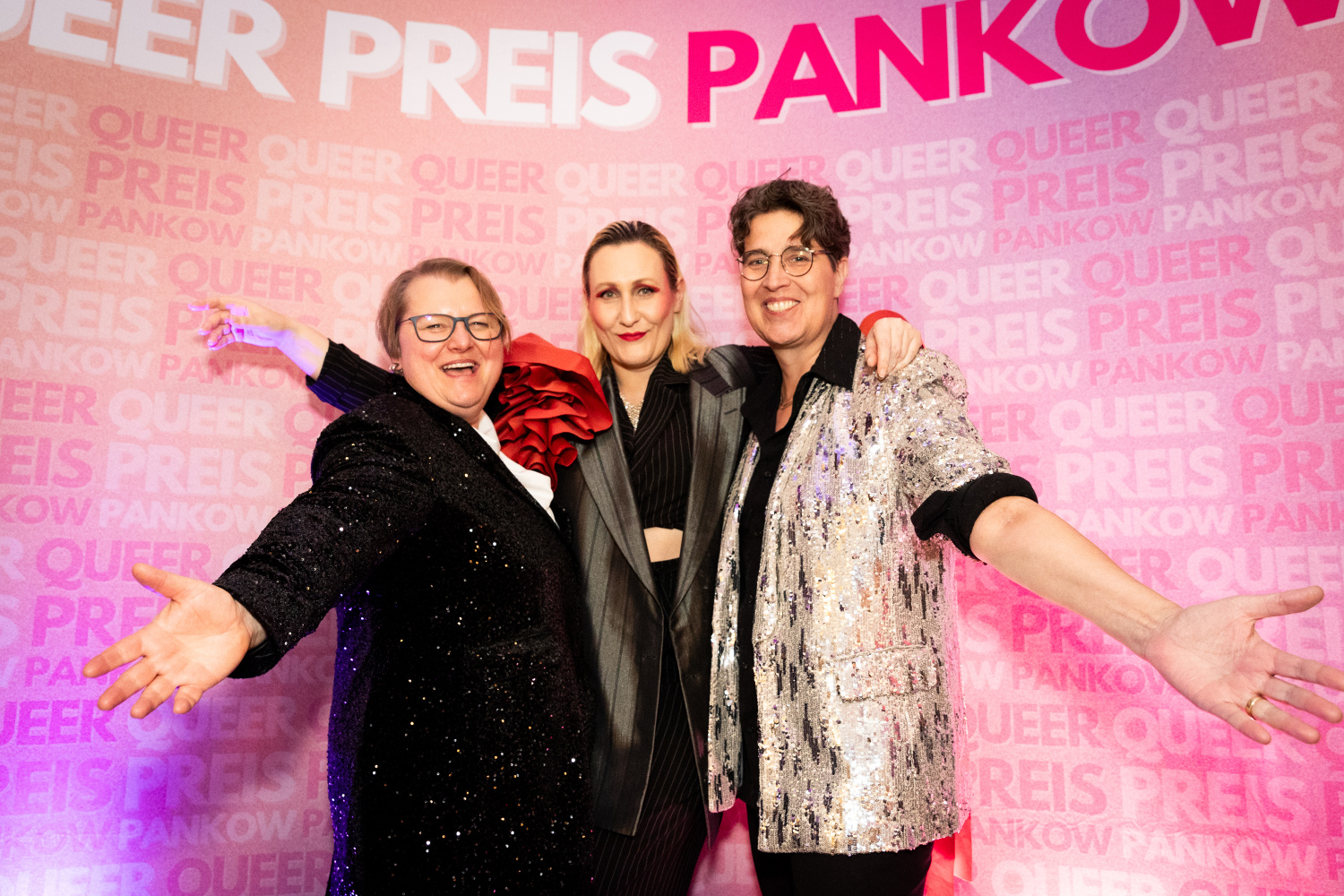 Jenny Bluhm, Queerbeauftragte von Pankow, Moderatorin Lilly Mortis und Ina Rosenthal von Pinkdot