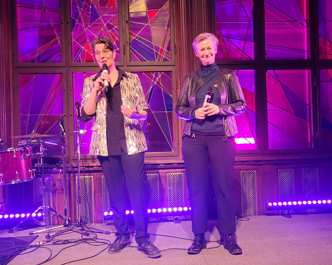 Bezirksbürgermeisterin Dr. Cordelia Koch eröffnet gemeinsam mit Ina Rosenthal von Pinkdot die QueerPreis-Verleihung