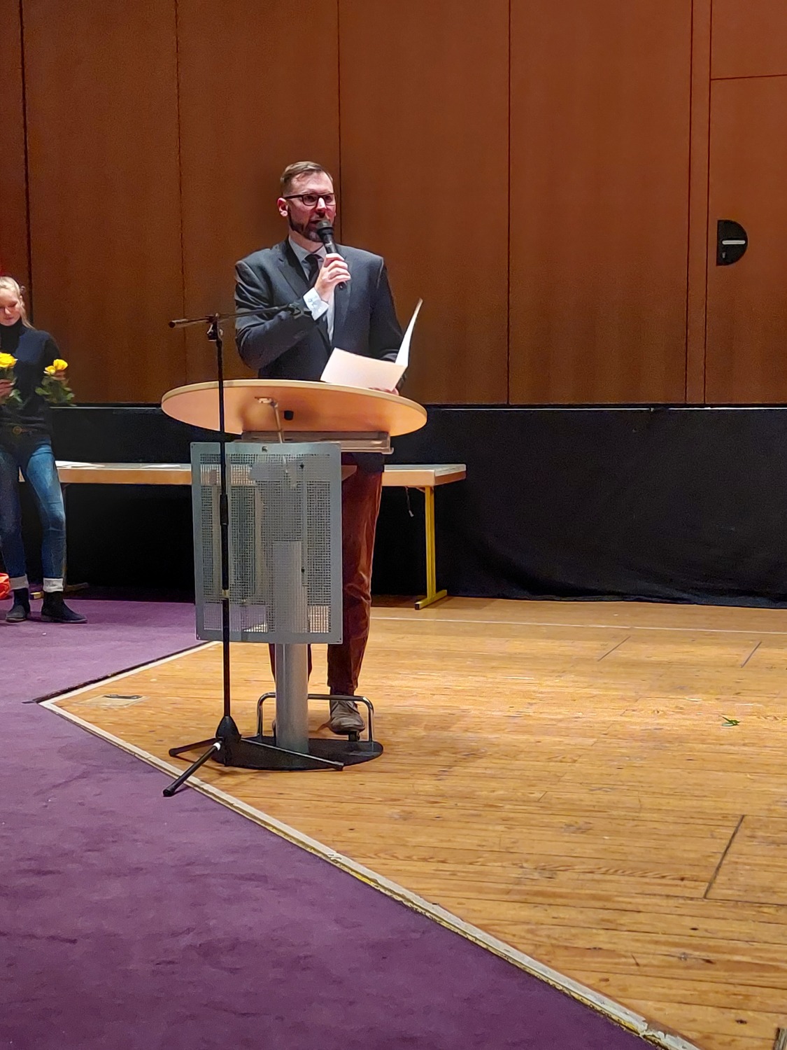 Vorsteher der BVV Dr. Oliver Jütting hält eine Rede