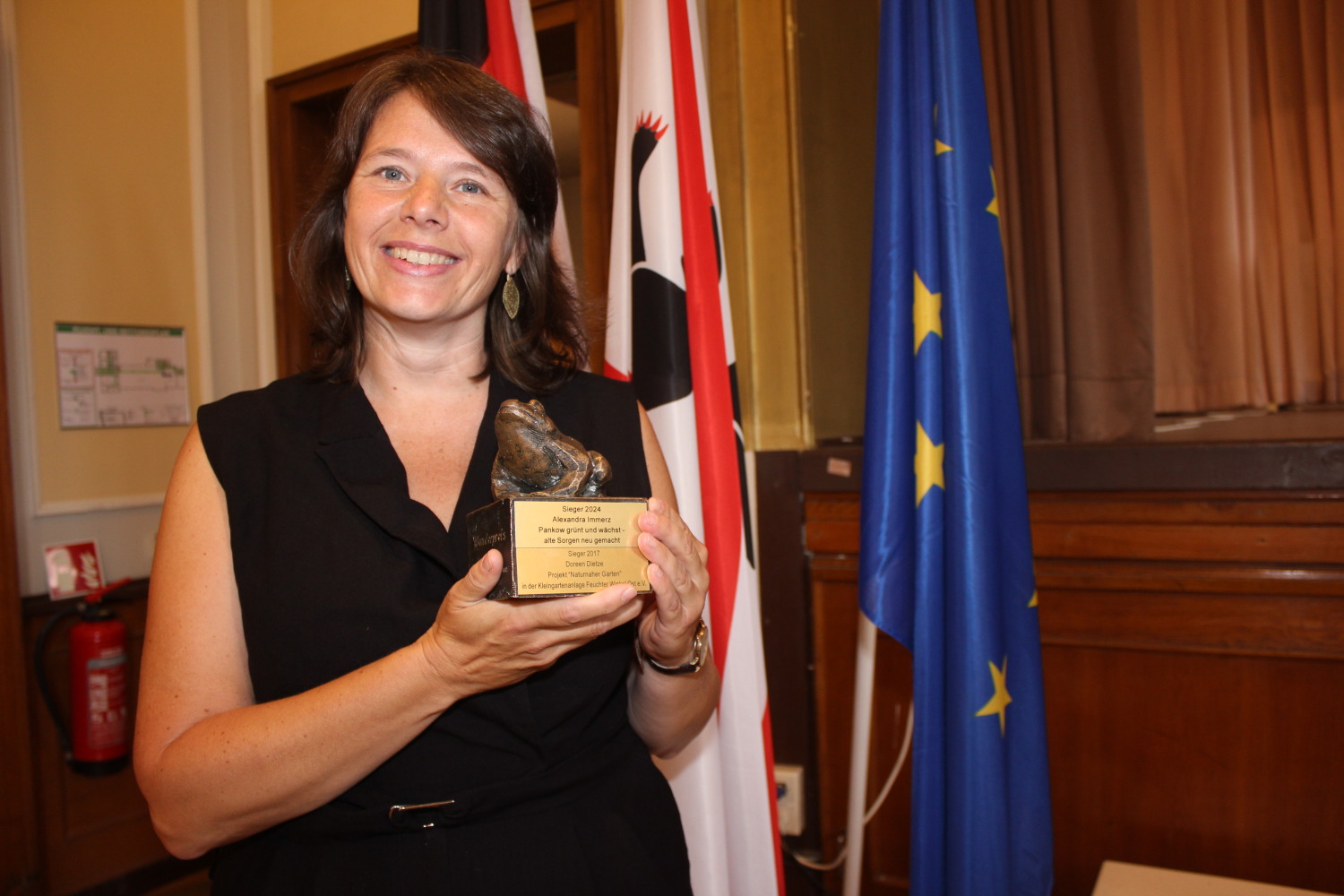 Alexandra Immerz gewann beim Wettbewerb um den Pankower Umweltpreis 2024 den 1. Preis. Für ein Jahr darf sie nun auch den Wanderpreis, die „Goldene Kröte“ behalten.