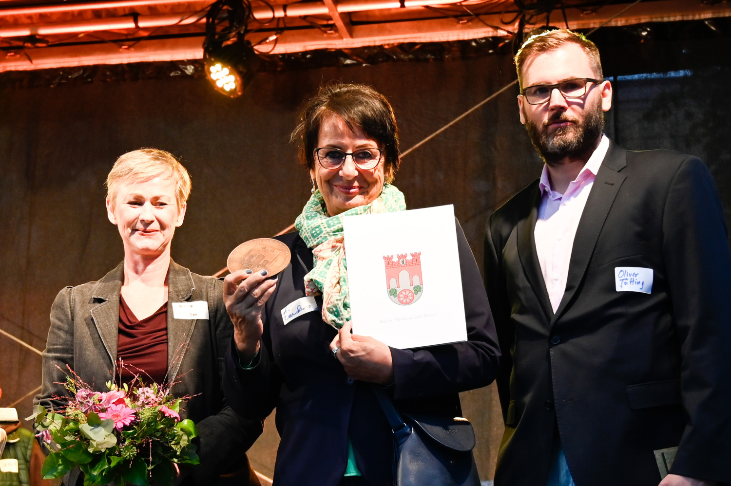 Preisträgerin Astrid Landero mit Dr. Oliver Jütting und Dr. Cordelia Koch