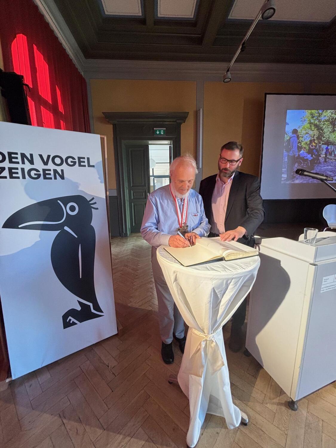 Wolfgang Heger bei der Eintragung ins Goldene Buch des Bezirks Pankower 