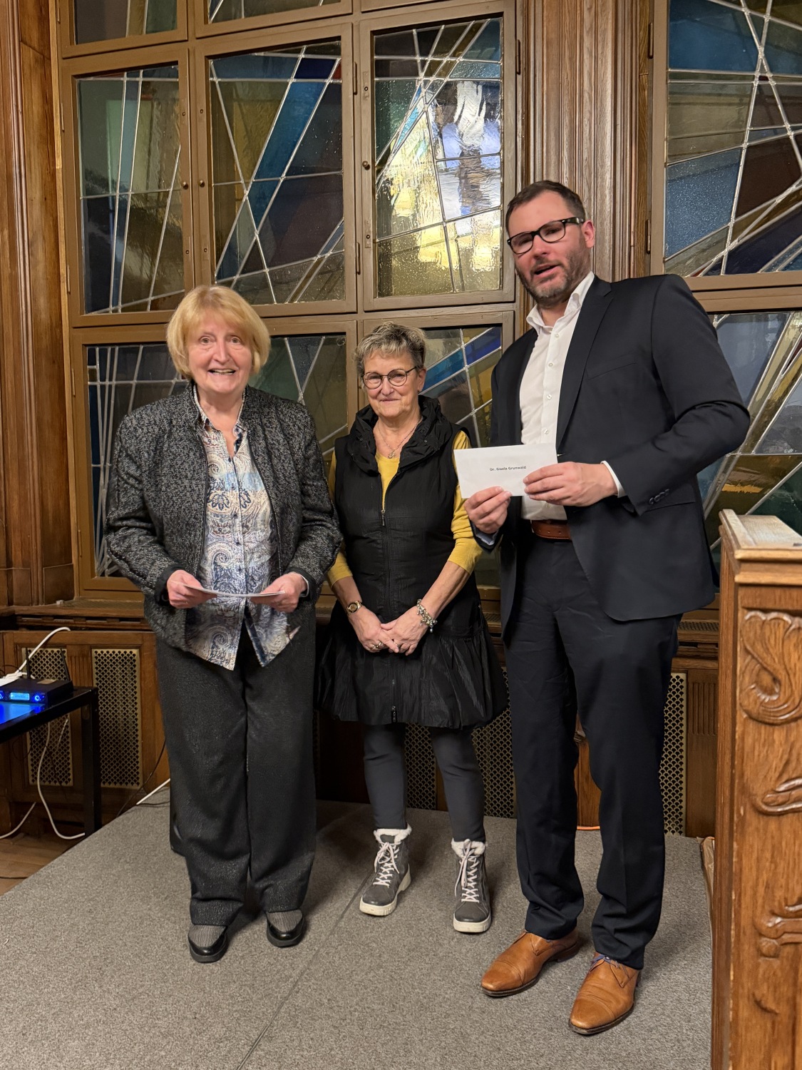 Dr. Gisela Grunwald mit Laudatorin Katrin Maillefert und Vorsteher Dr. Oliver Jütting