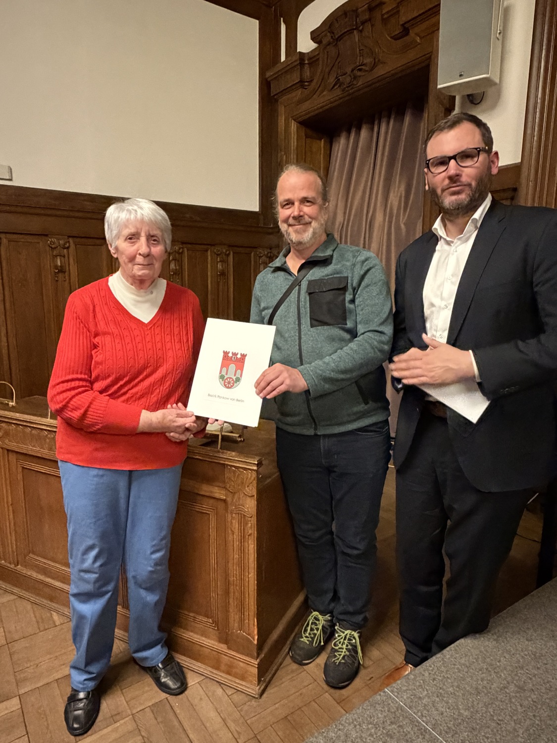 Helga Gill mit Laudator Axel Lüssow und Vorsteher Dr. Oliver Jütting