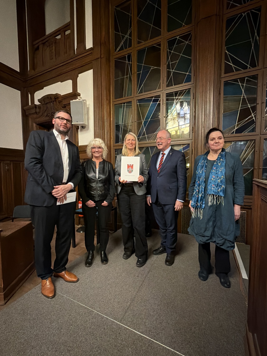 Vorstand des Förderkreises Kulturbaracke e.V. mit Laudatorin Almuth Tharan und Vorsteher Dr. Oliver Jütting