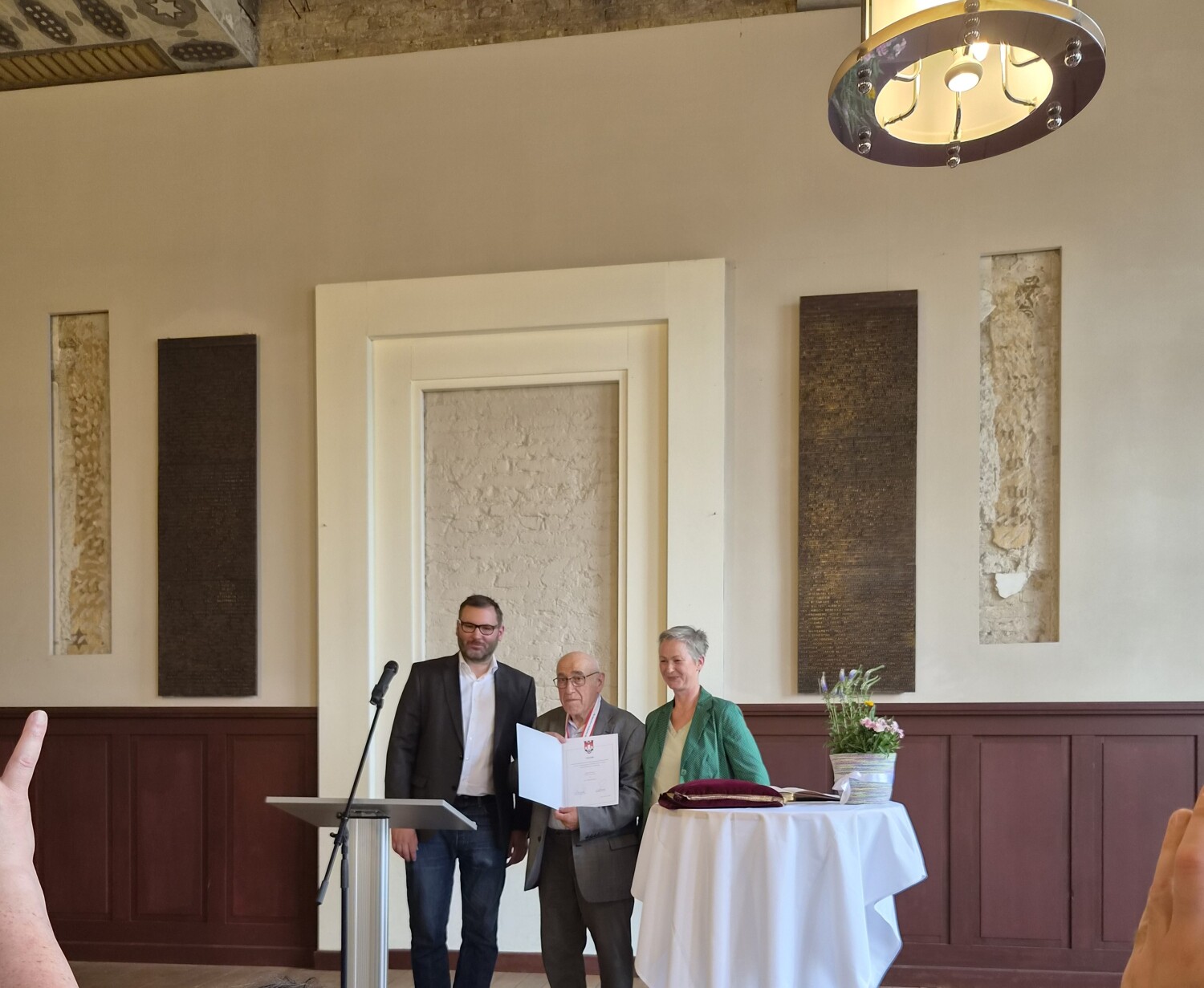 Preisträger Dr. Hermann Simon erhält die Urkunde