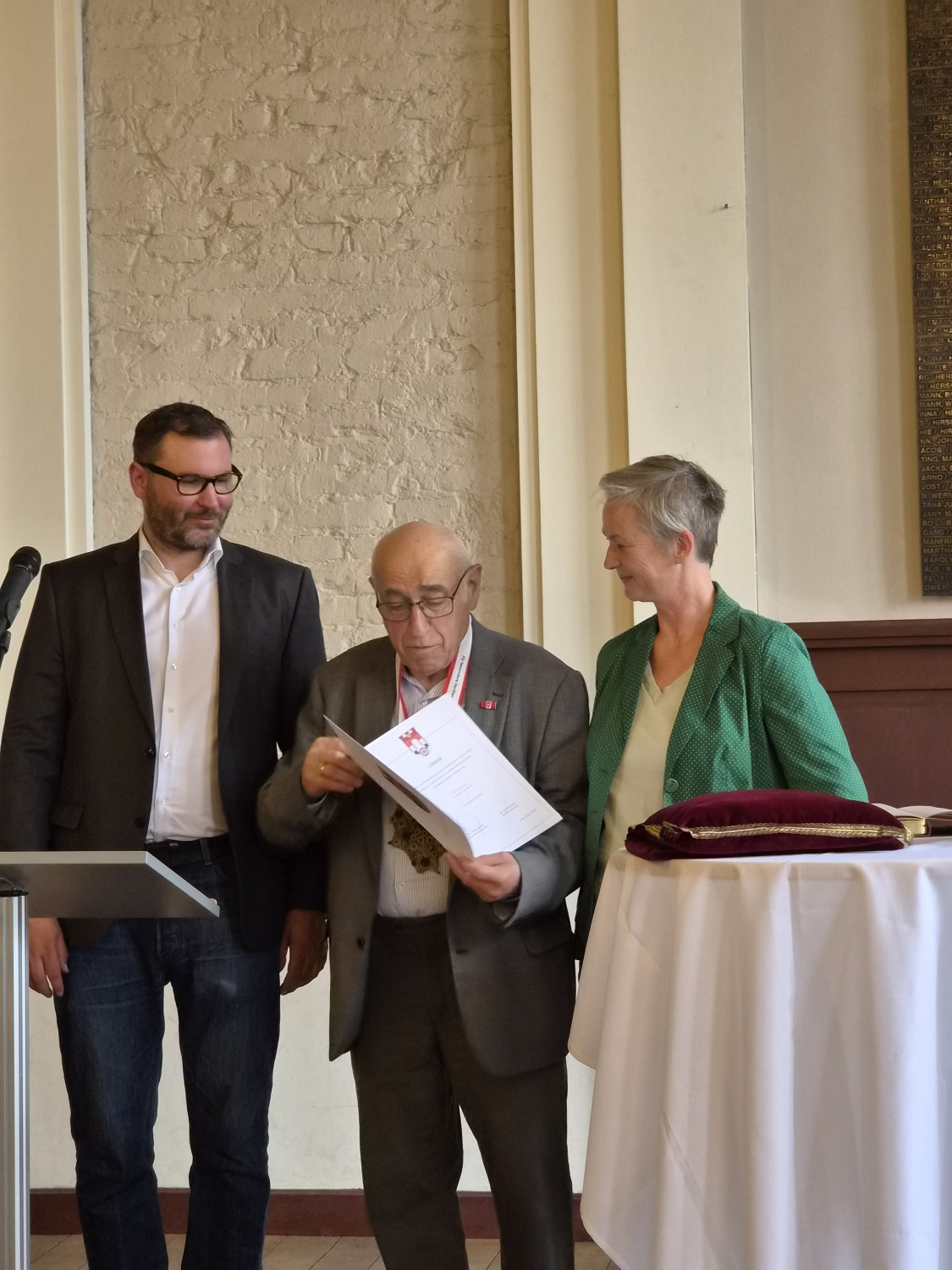 Preisträger mit Vorsteher Dr. Jütting und Bezirksbürgermeisterin Dr. Koch