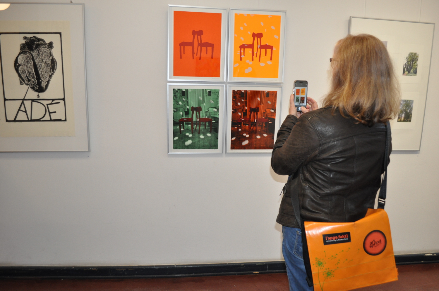 IST SITUATION 25: eine der ausstellenden Künstlerinnen vor ihren Arbeiten