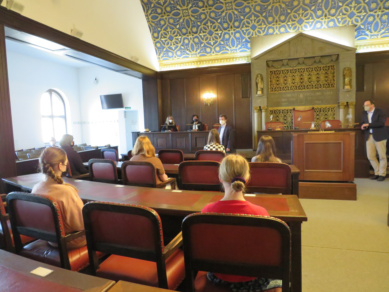 Begrüßung durch den Bezirksbürgermeister im BVV-Saal