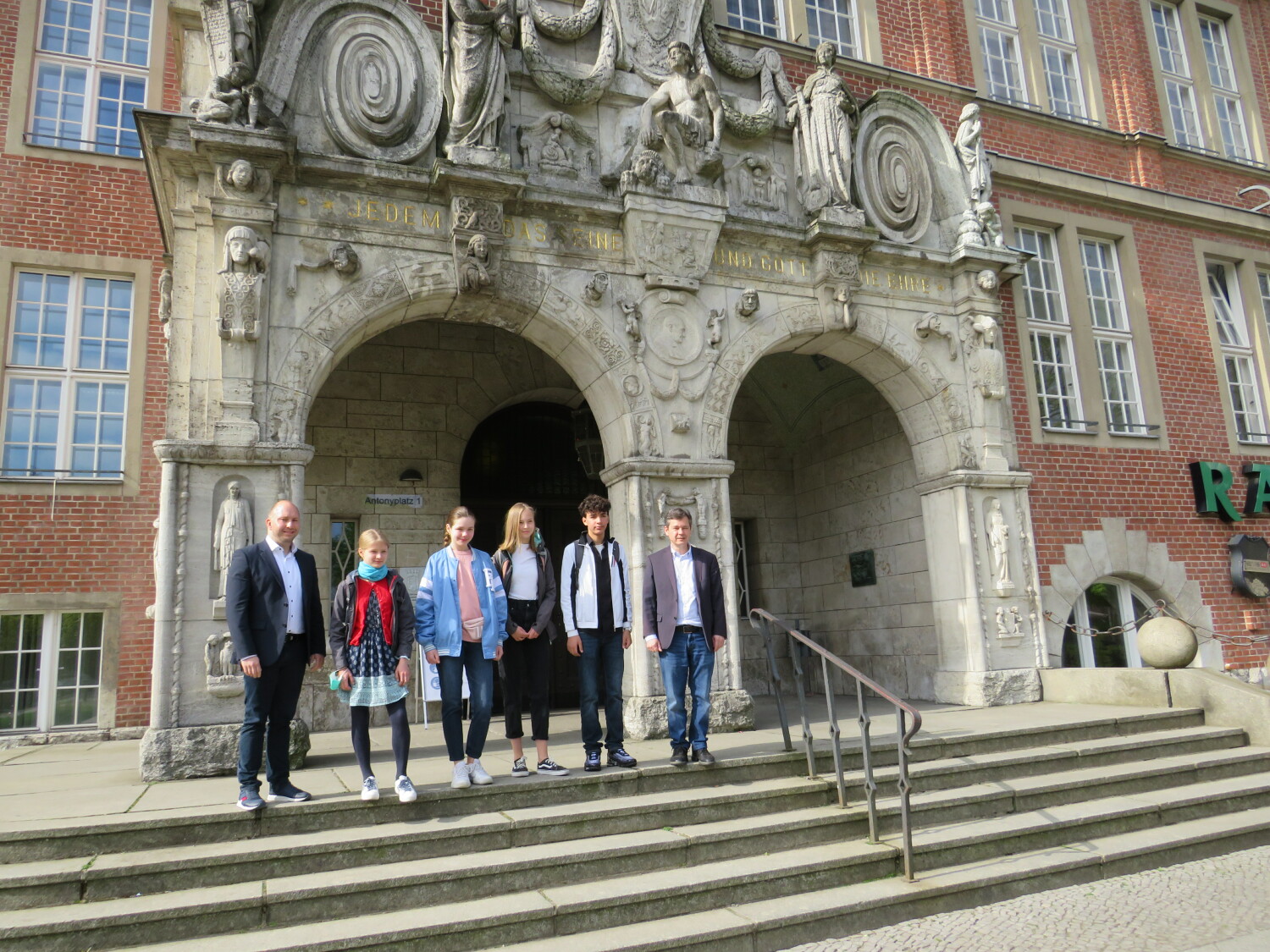 Bezirksbürgermeister und dem Jugendstadtrat freuen sich über das Interesse der Teilnehmenden am Berufsorientierungstag