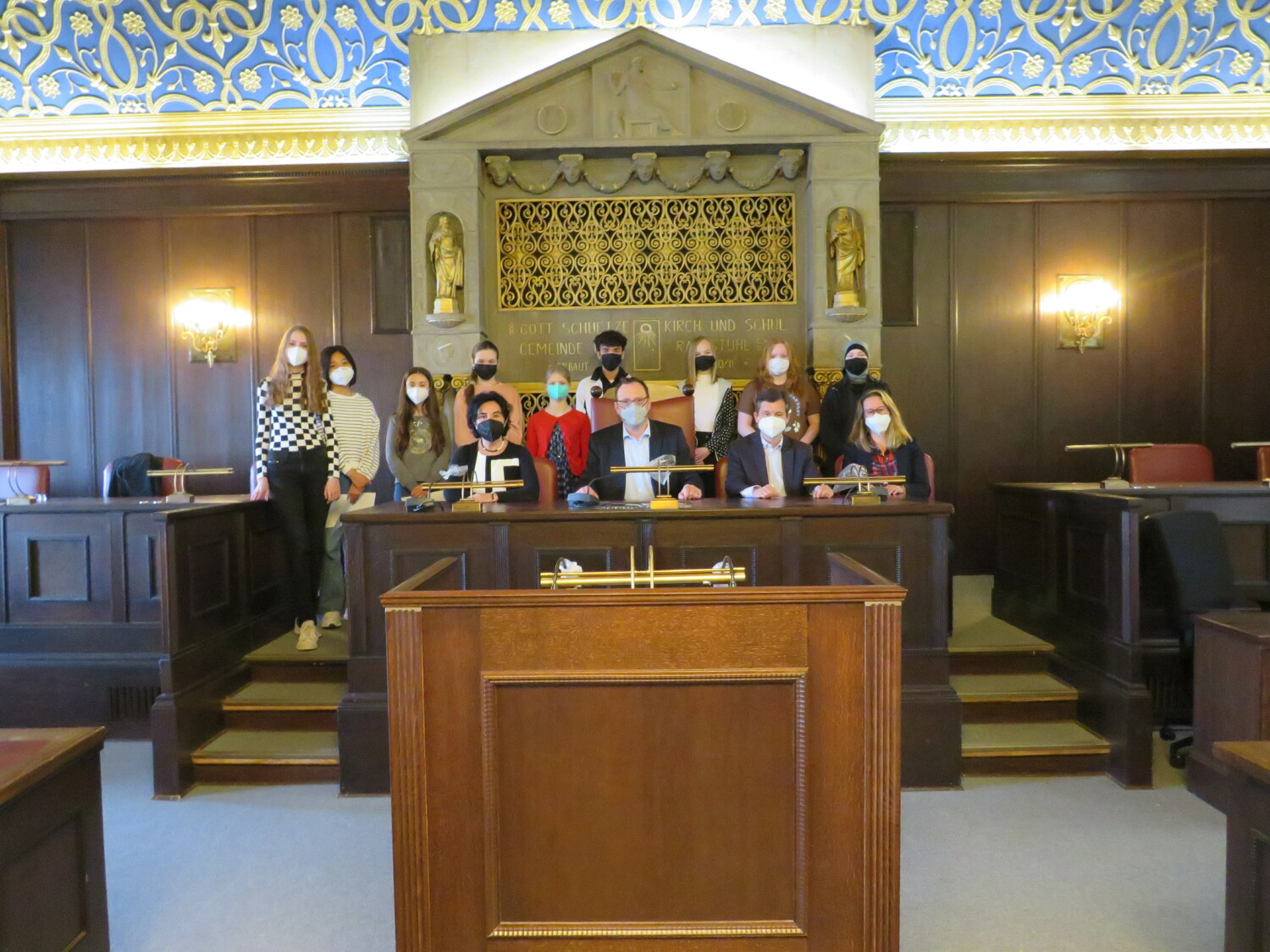 Gruppenfoto im BVV-Saal mit allen Teilnehmenden vom Aktionstag und Kommunalpolitikern