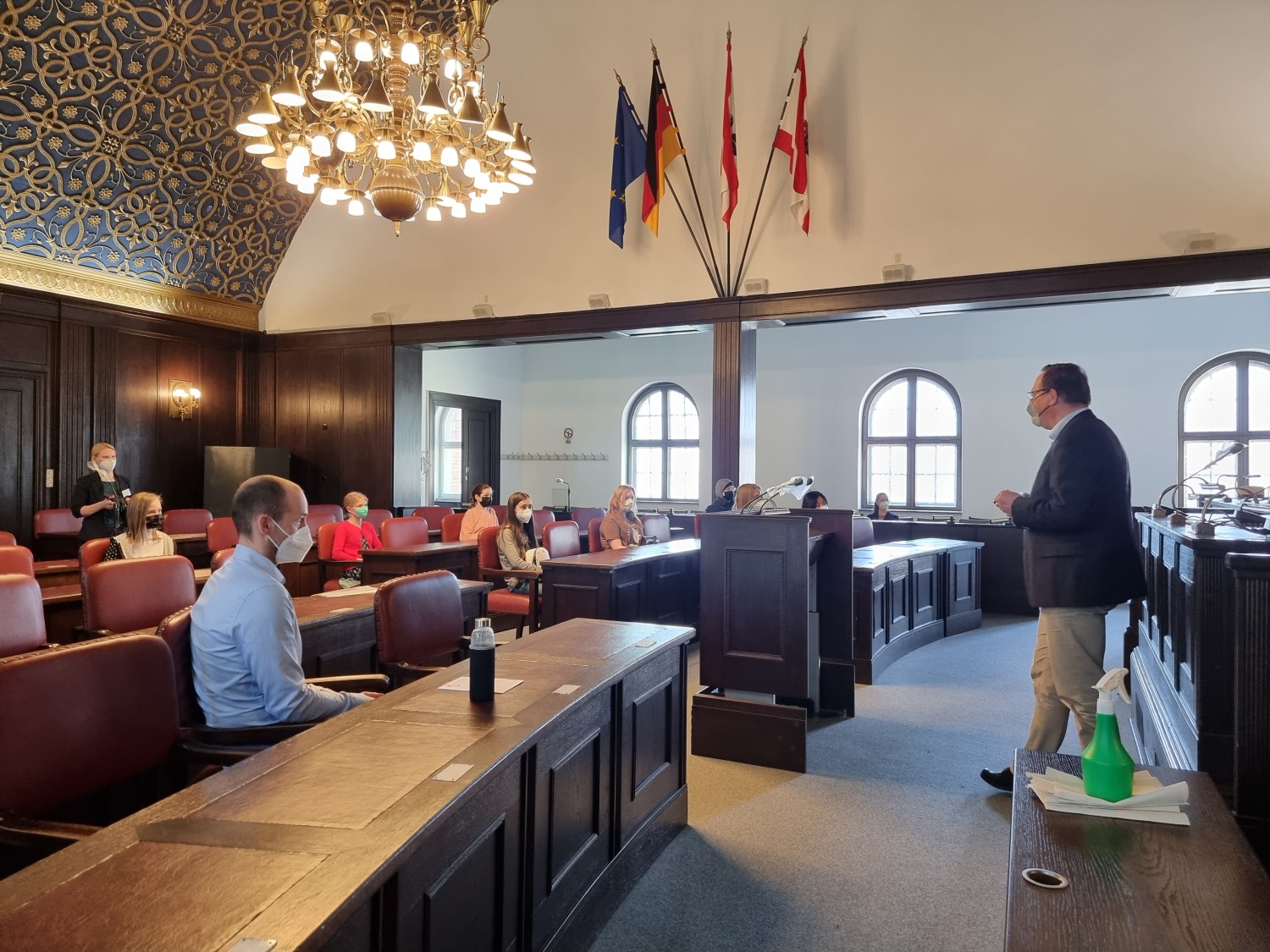 Der stellvertretende Vorsteher erklärt die Funktion von Bezirksverordneten