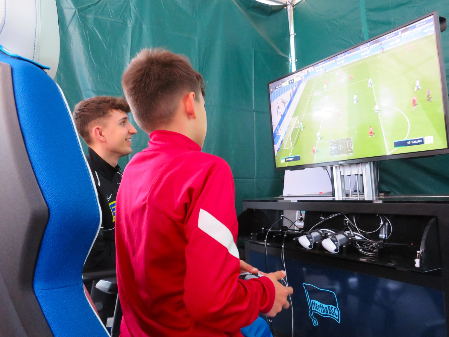 Jugendlicher beim Spiel mit Hertha e-Sport-Profi