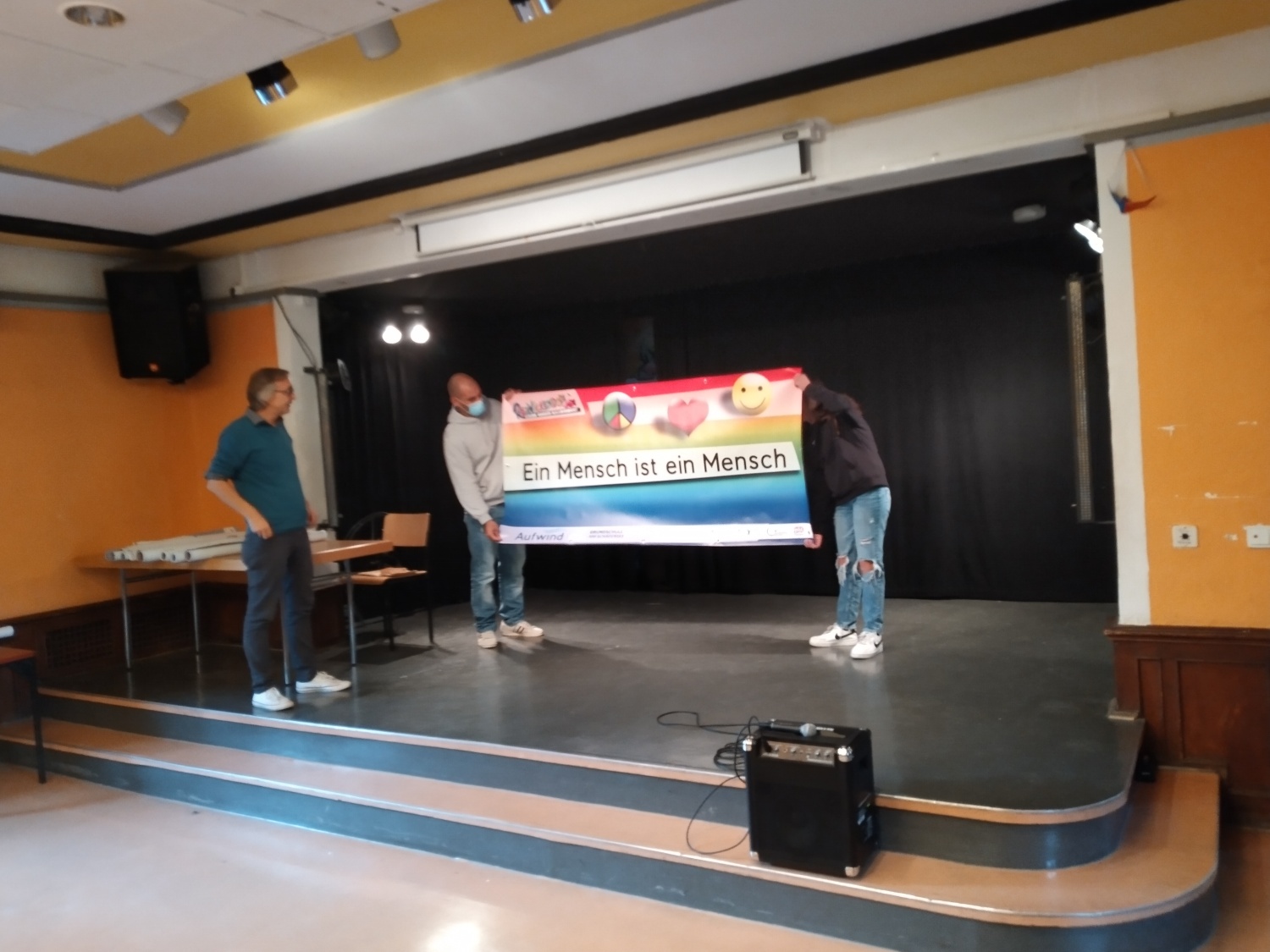 Banner der Grundschule am Schäfersee gemeinsam mit Aufwind e.v. "Ein Mensch ist ein Mensch"
