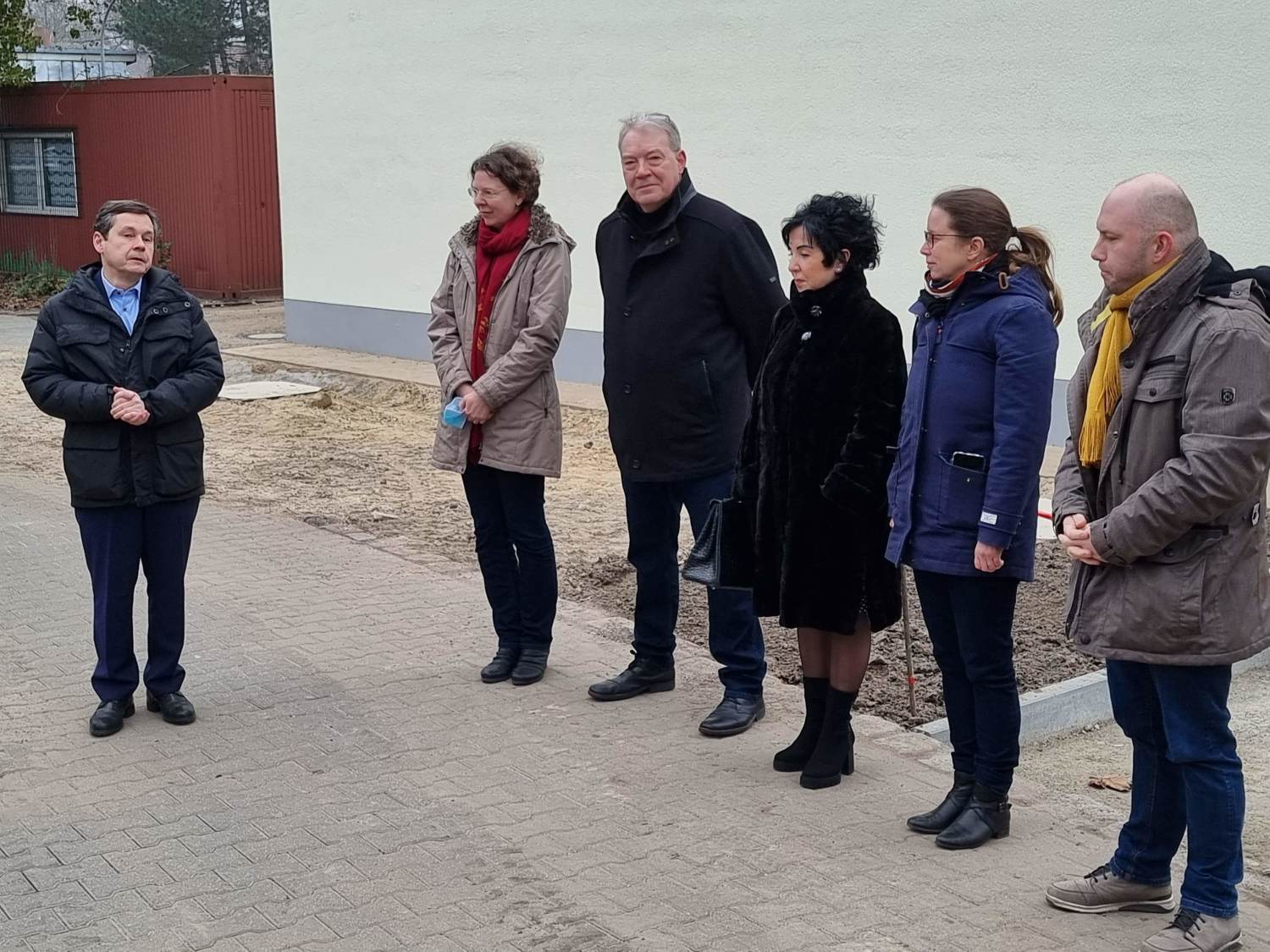 Vor dem neuen Verwaltungsgebäude