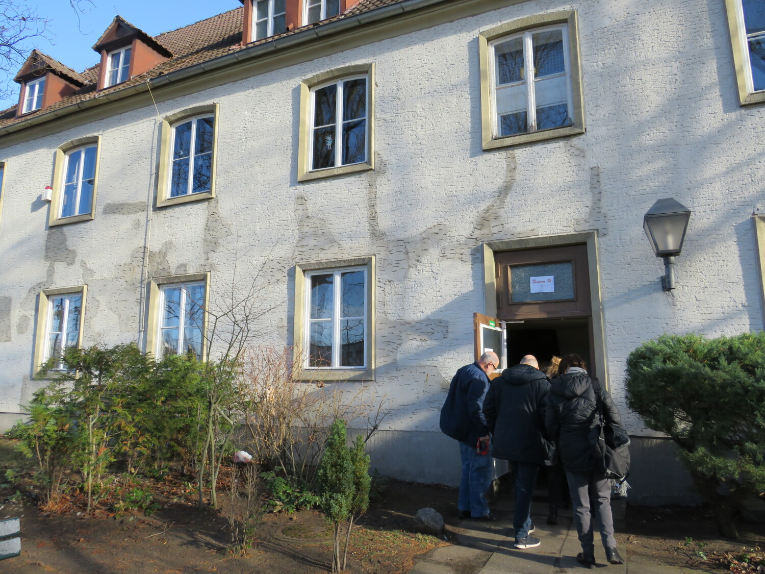 Außenansicht Übernachtungsbereich im Fuchsbau mit Besuchern