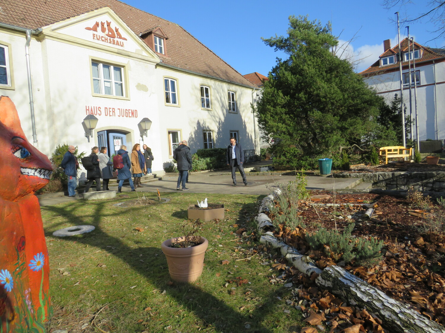 Fuchsbau Außenansicht zum Besuch von Staatssekretär Bozkurt mit Jugendamtsmitarbeitenden