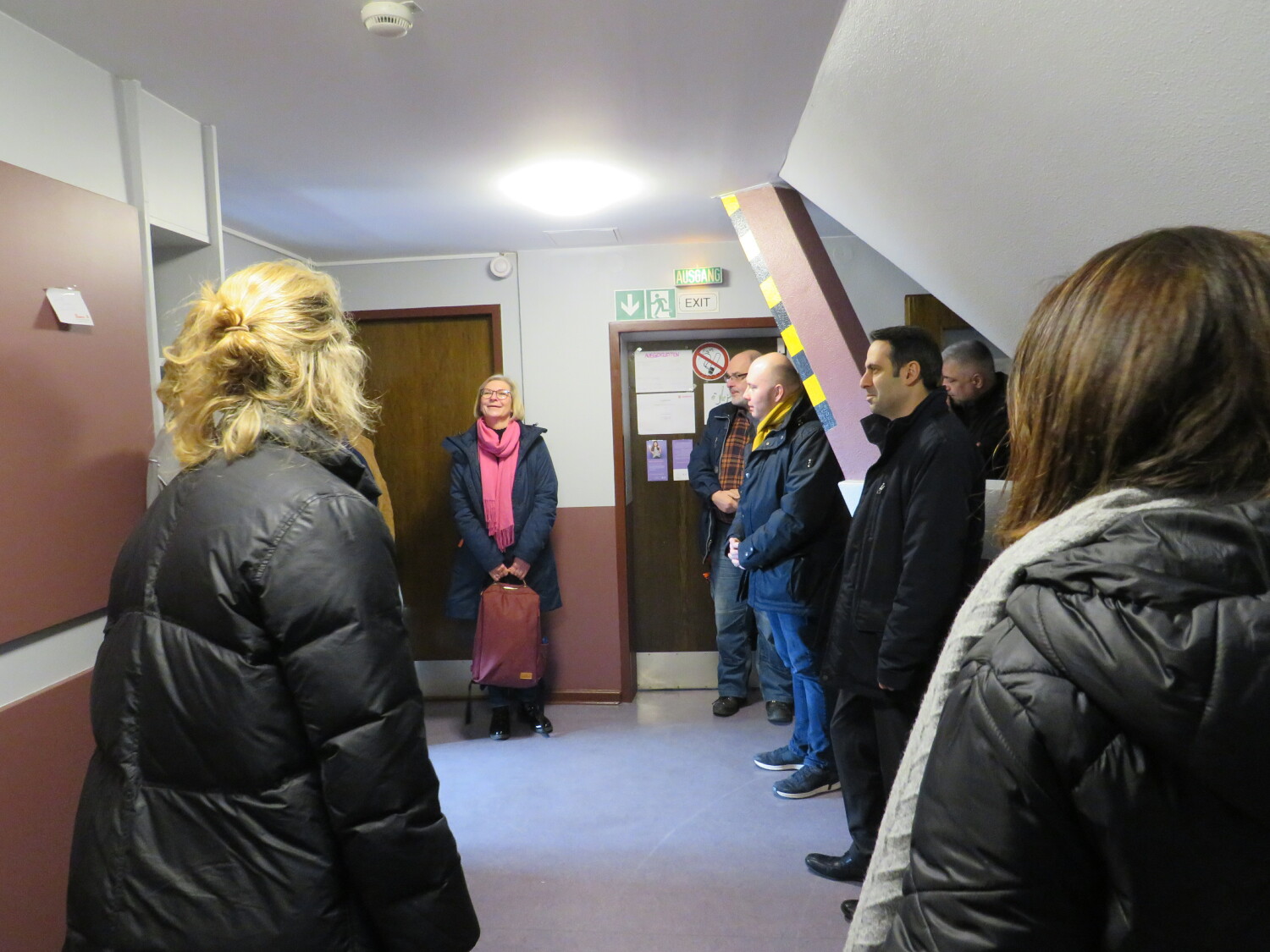 Bezirksstadtrat, Staatssekretär und Mitarbeitende des Jugenamtes besichtigen Ubernachtungsbereich im Fuchsbau