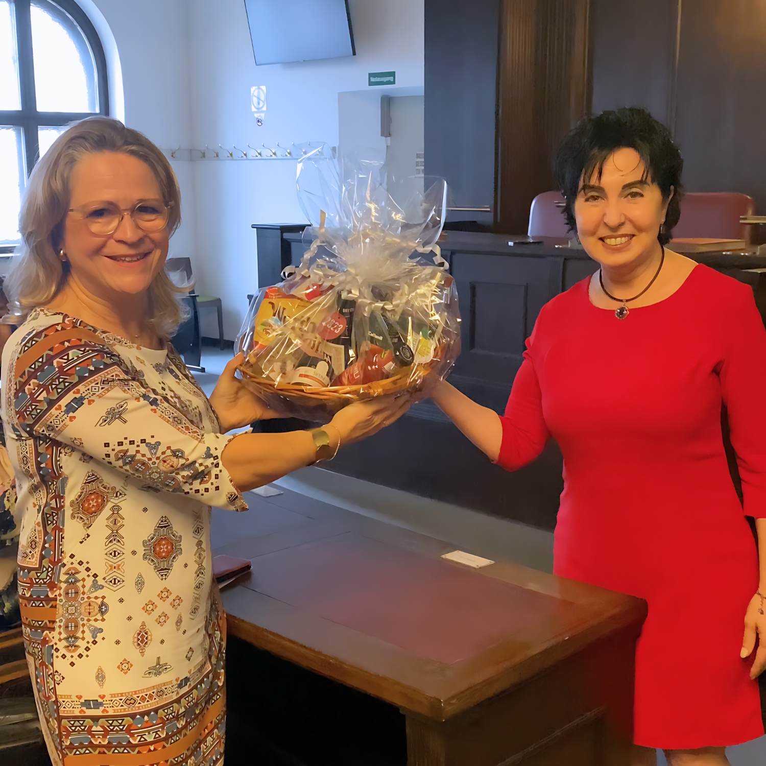 Perrine Precetti, Antonys 1. stellvertretende Bürgermeisterin, nimmt den Reinickendorfer Präsentkorb aus den Händen von Bürgermeisterin Emine Demirbüken-Wegner (re.) entgegen.