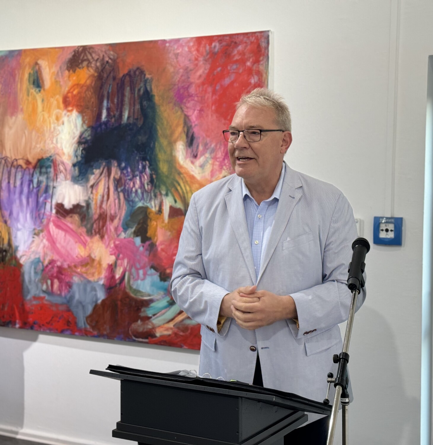 Kulturstadtrat Harald Muschner eröffnet die Ausstellung mit einer kurzen Rede.