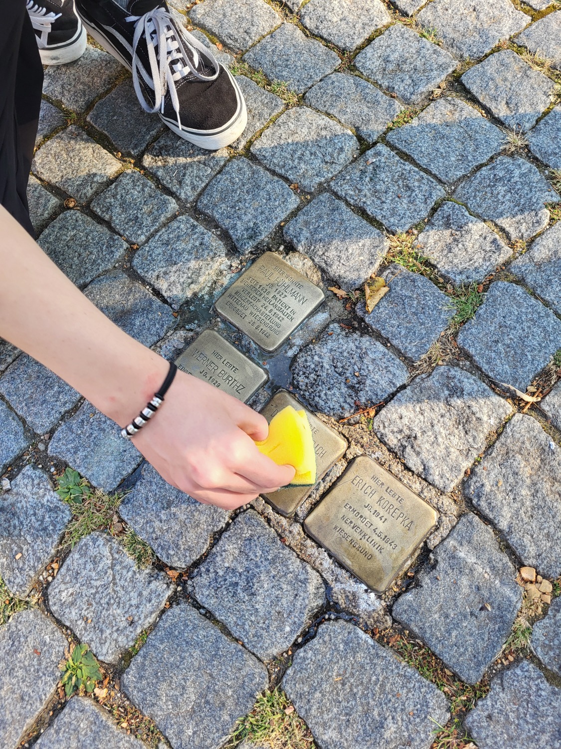 1551-2-stolperstein-putzaktion_2_am-gedenkort-eichborndamm-238_foto-museum-reinickendorf.jpg