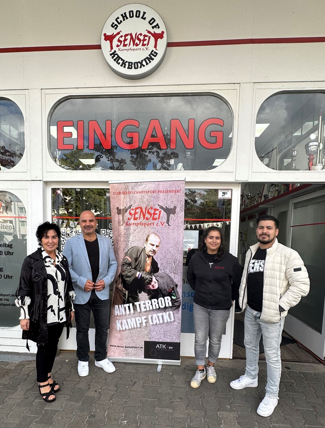 Bezirksbürgermeisterin Emine Demirbüken-Wegner (li.) mit Mecit Sızmaz sowie dessen Sohn Şafak und Tochter Selin.