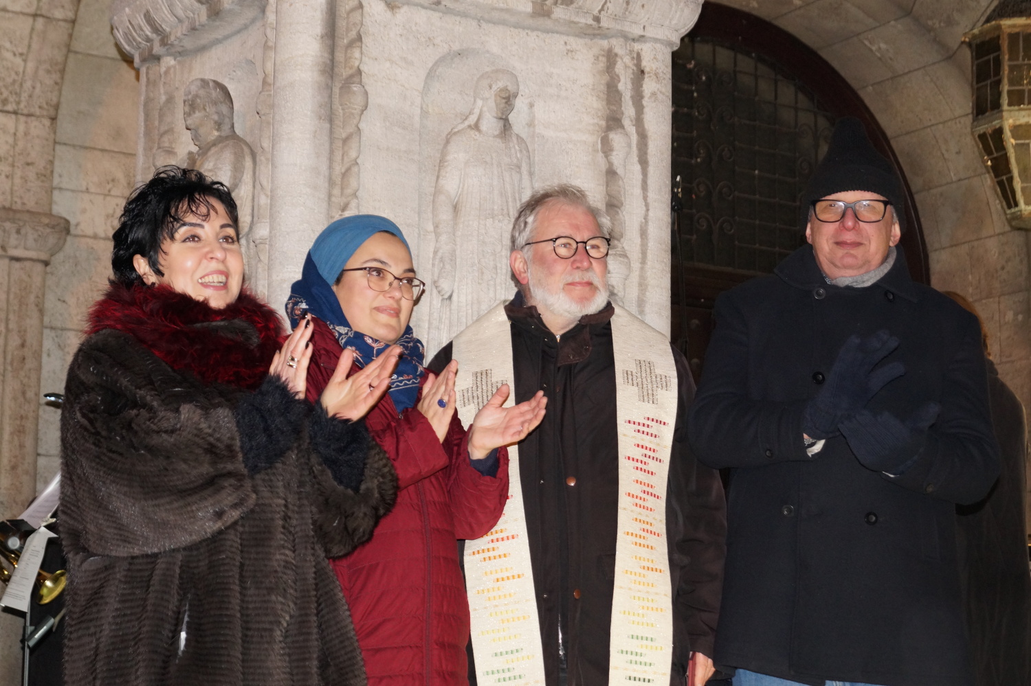 Interreligiöse Neujahrsgrüße beim Silvesterturmblasen: Bezirksbürgermeisterin Demirbüken-Wegner mit der Leiterin der Deutschen Islam Akademie, Pınar Çetin, Pfarrer Matthias Brühe sowie dem Antisemitismusbeauftragter der Jüdischen Gemeinde Berlin, Sigmount Königsberg (v.l.)