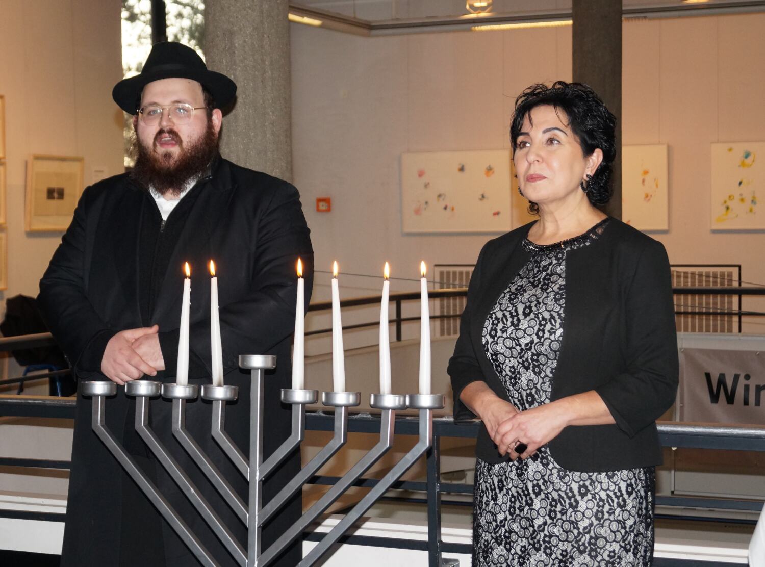 Bezirksbürgermeisterin Demirbüken-Wegner mit Rabbiner David Teichtal beim Lichterzünden im Rathaus Reinickendorf.