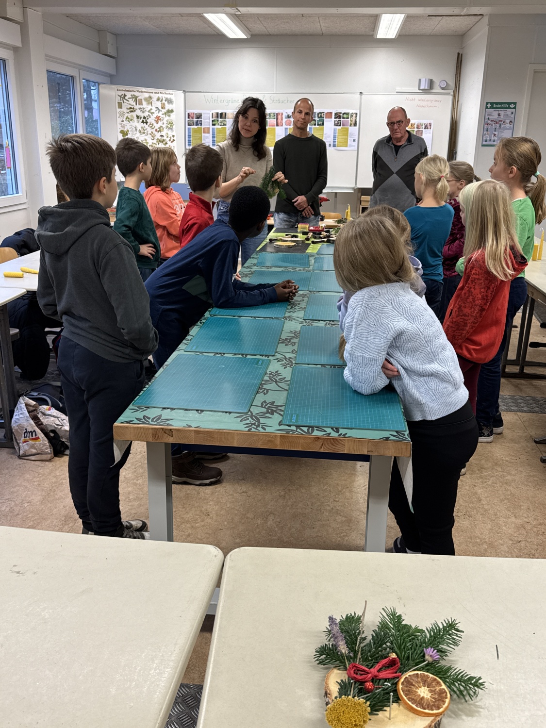 Mitarbeiterin der Gartenarbeitsschule erklärt die Arbeitsschritte