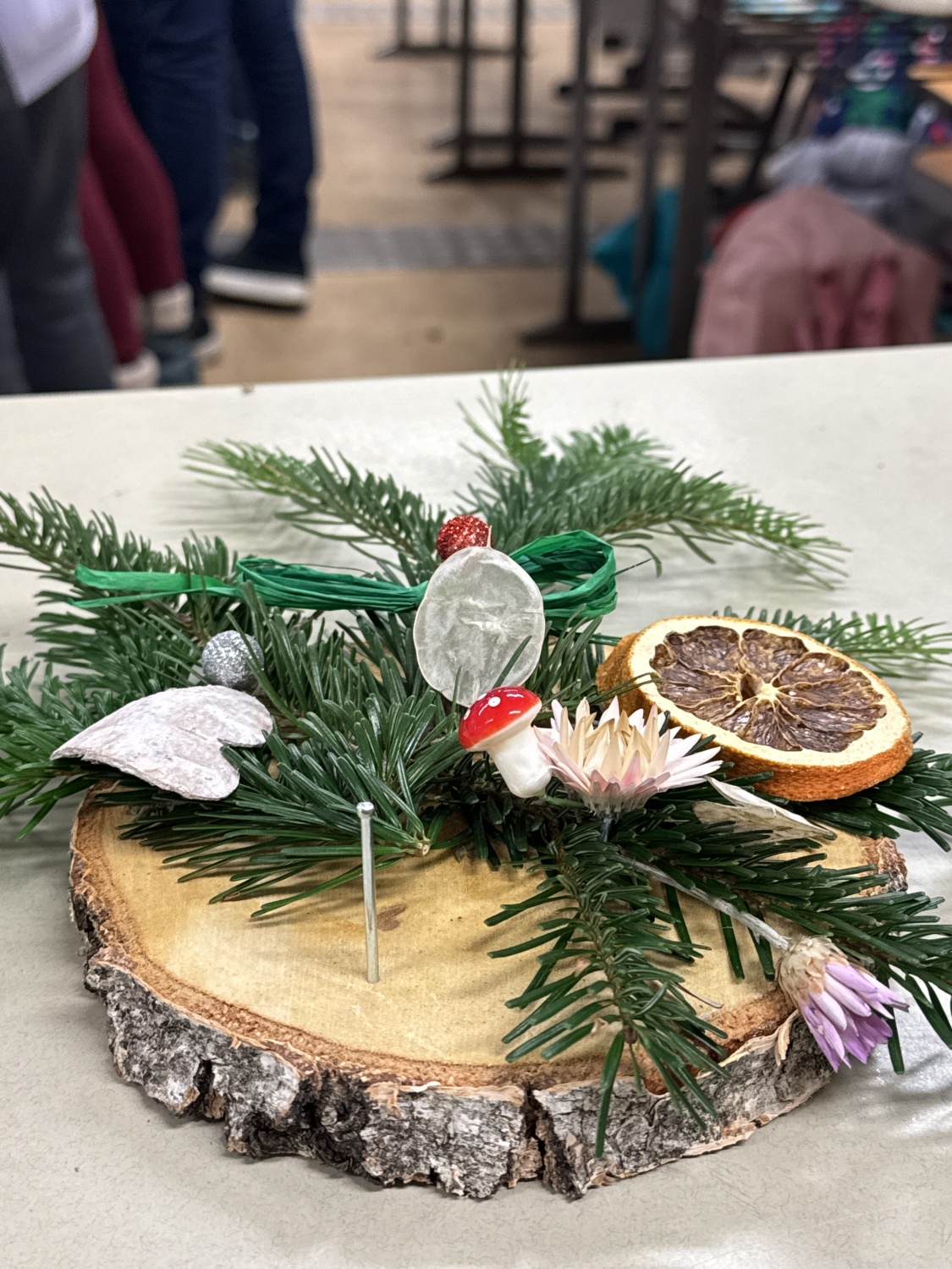 Das Ergebnis kann sich sehen lassen: ein fertiges selbstgemachtes Adventsgesteck