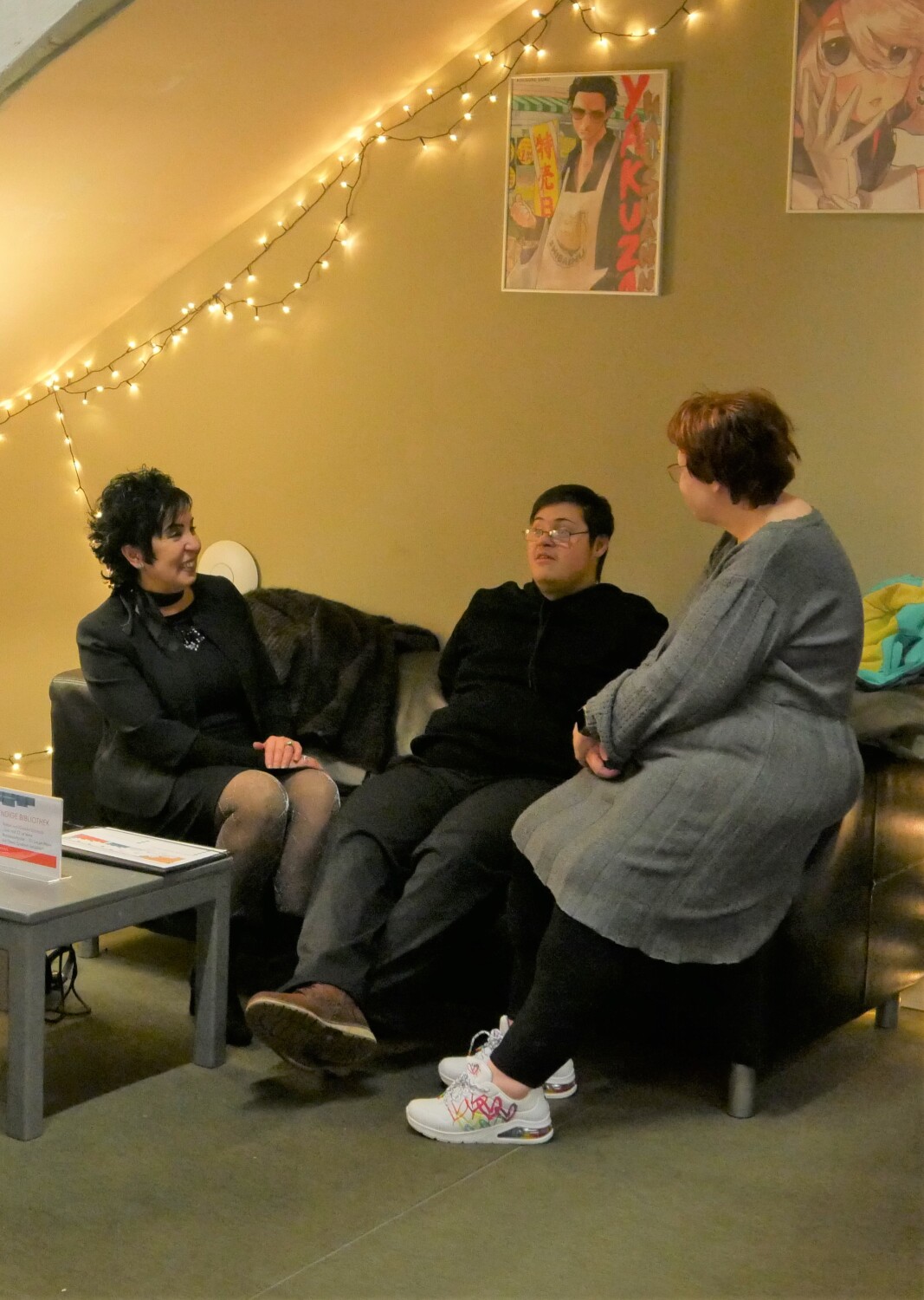 Bezirksbürgermeisterin (li.) lauscht den "Lebendigen Büchern".